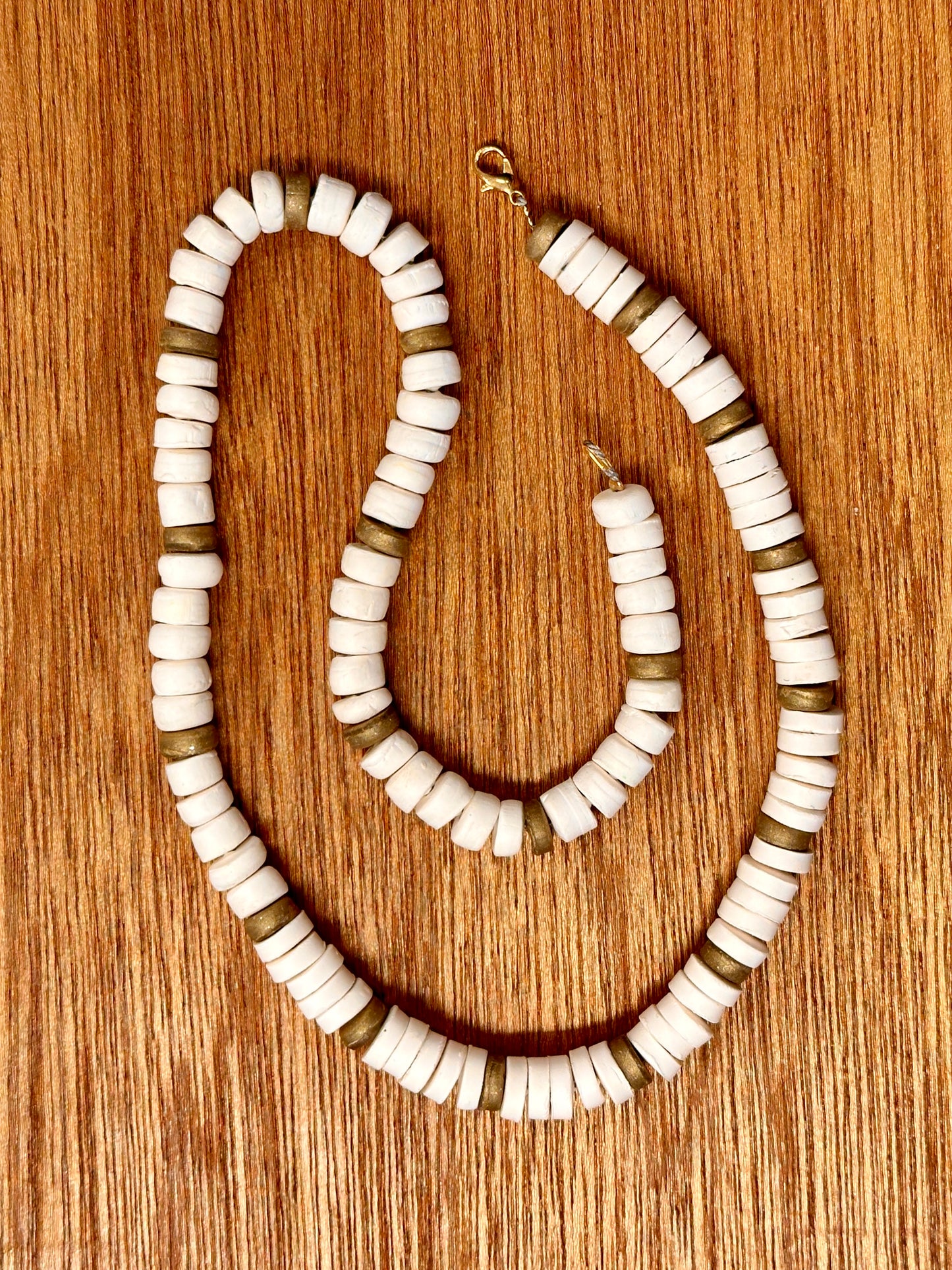 Beaded necklace - White and gold