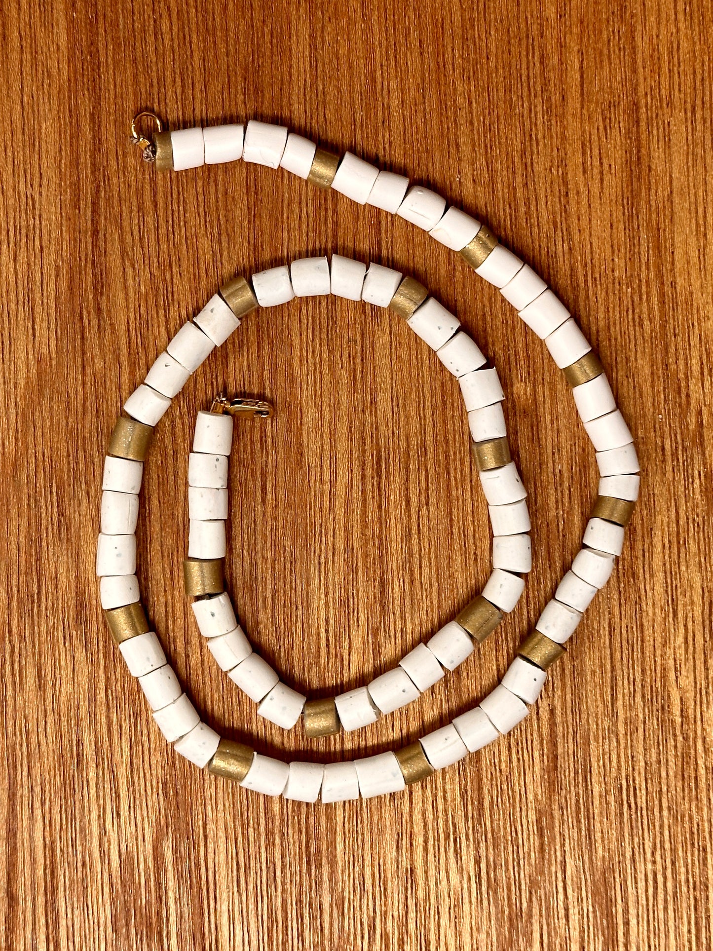 Beaded necklace - White and gold